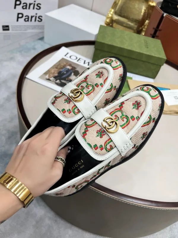 👟👟Ex-factory price 440👟👟 2022 new G family classic design loafers, made of V-shaped quilted effect leather, double G monogram evolved from Gucci, calf leather, mixed sheepskin lining, heel height 1.5 cm, original molded wear-resistant Tpu outsole. Code number 35-42,